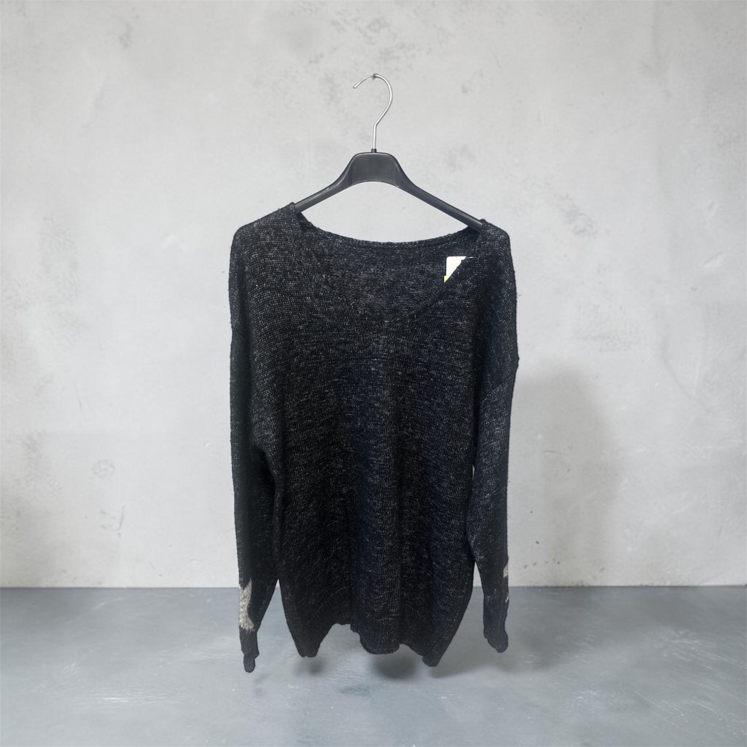 Pull noir étoile sur manches