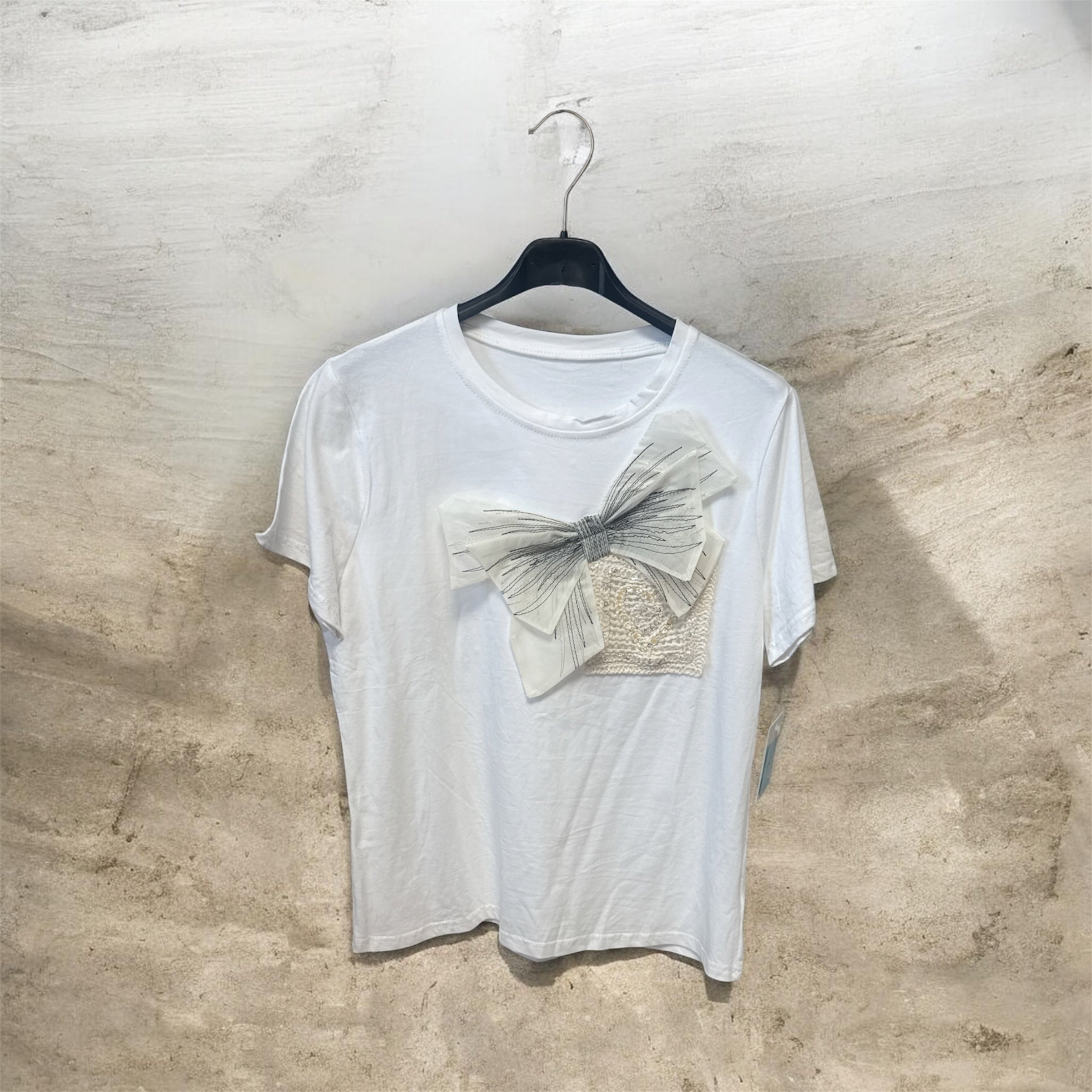 T-shirt une nœud blanc
