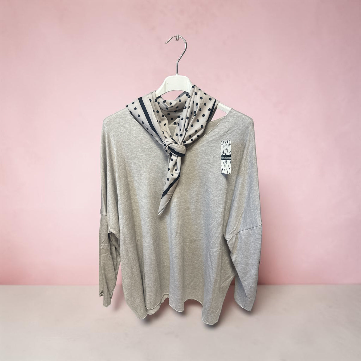 Pull beige plus foulard