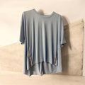 T-shirt bleu, bouton doré