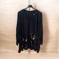Pull noir, tache dorées