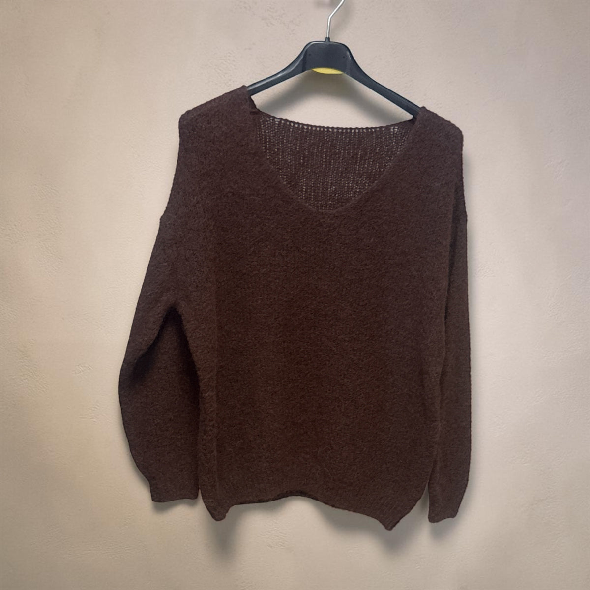 Pull chocolat col V